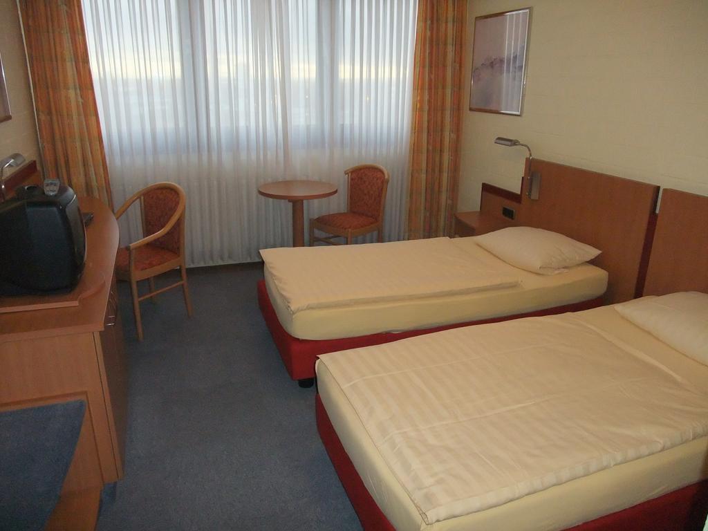 Rtb-Hotel - Sportschule Bergisch Gladbach Ruang foto