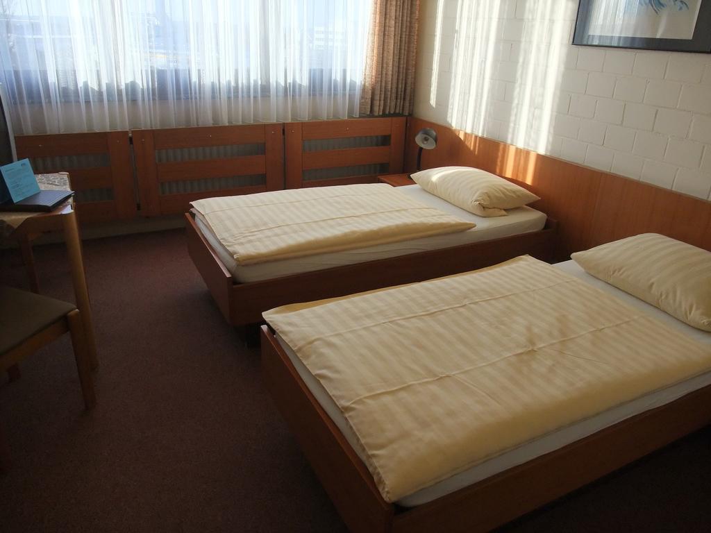 Rtb-Hotel - Sportschule Bergisch Gladbach Ruang foto