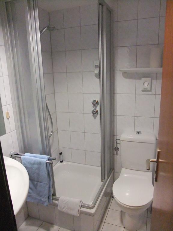Rtb-Hotel - Sportschule Bergisch Gladbach Ruang foto